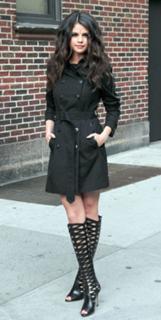 Selena Gomez feet photo thumbnail
