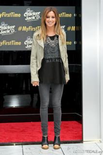 Ashley Tisdale feet photo thumbnail
