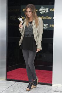 Ashley Tisdale feet photo thumbnail