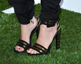 Miley Cyrus feet photo thumbnail