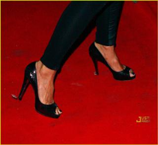 Elle Macpherson feet photo thumbnail