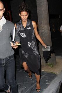 Halle Berry feet photo thumbnail
