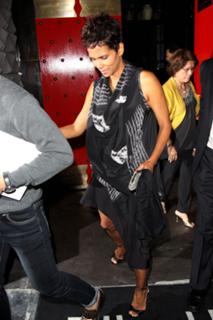 Halle Berry feet photo thumbnail