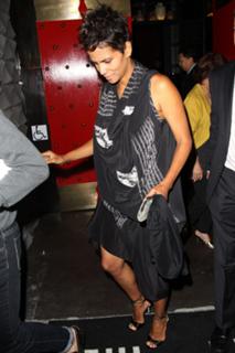 Halle Berry feet photo thumbnail