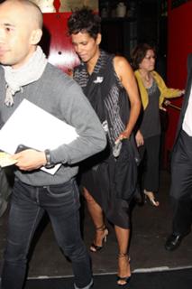 Halle Berry feet photo thumbnail