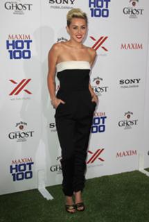 Miley Cyrus feet photo thumbnail