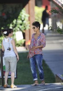 Halle Berry feet photo thumbnail