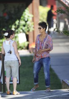 Halle Berry feet photo thumbnail