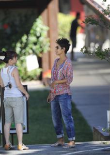 Halle Berry feet photo thumbnail