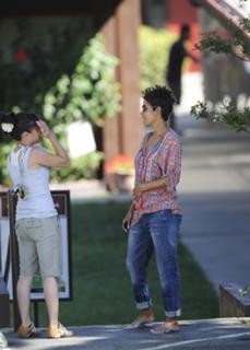 Halle Berry feet photo thumbnail