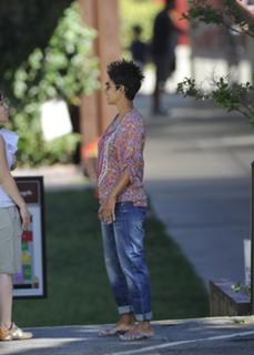 Halle Berry feet photo thumbnail