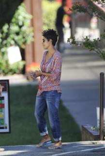 Halle Berry feet photo thumbnail