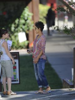 Halle Berry feet photo thumbnail