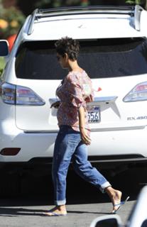Halle Berry feet photo thumbnail