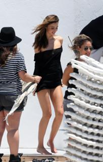 Miranda Kerr feet photo thumbnail