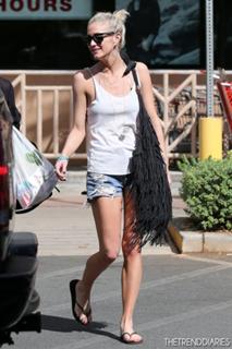 Ashlee Simpson feet photo thumbnail