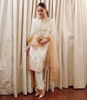 Aamna Sharif feet photo thumbnail