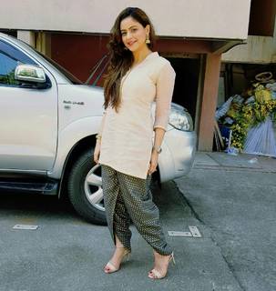 Aamna Sharif feet photo thumbnail