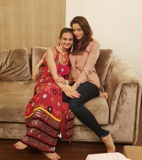 Aamna Sharif feet photo thumbnail