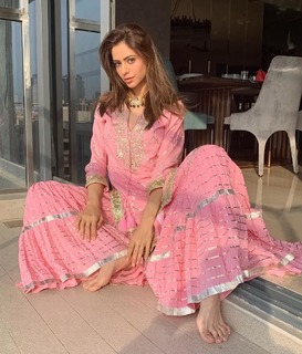 Aamna Sharif feet photo thumbnail