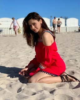 Aamna Sharif feet photo thumbnail