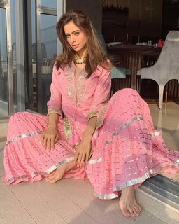 Aamna Sharif feet photo thumbnail