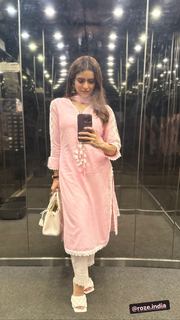 Aamna Sharif feet photo thumbnail