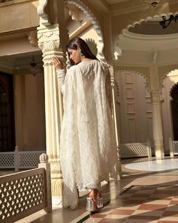 Aamna Sharif feet photo thumbnail