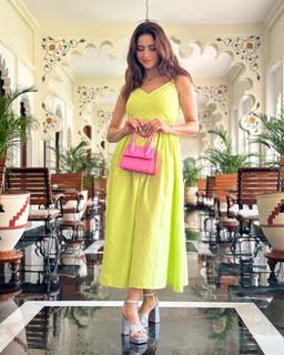 Aamna Sharif feet photo thumbnail