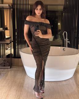 Aamna Sharif feet photo thumbnail