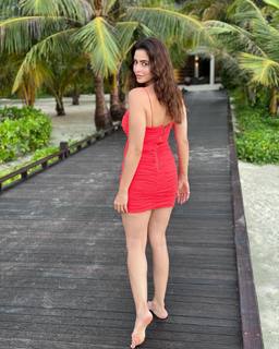 Aamna Sharif feet photo thumbnail