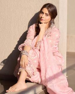 Aamna Sharif feet photo thumbnail