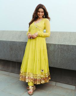 Aamna Sharif feet photo thumbnail