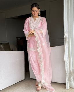 Aamna Sharif feet photo thumbnail