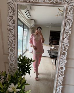 Aamna Sharif feet photo thumbnail