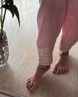 Aamna Sharif feet photo thumbnail