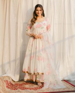 Aamna Sharif feet photo 10