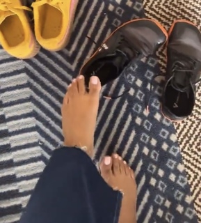 Aarti Sequeira feet photo 12