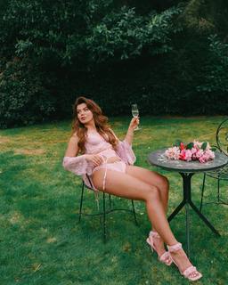 Abbey Hoes feet photo 1