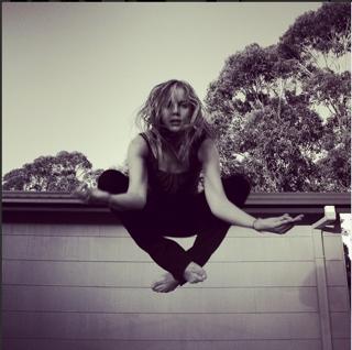 Abbie Cornish feet photo thumbnail