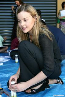 Abbie Cornish feet photo thumbnail