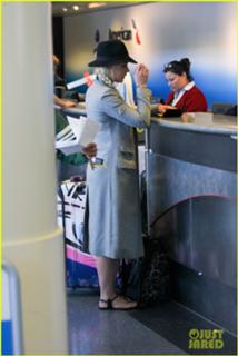 Abbie Cornish feet photo thumbnail