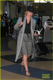 Abbie Cornish feet photo thumbnail