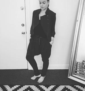 Abbie Cornish feet photo thumbnail