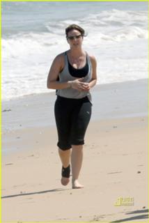 Abbie Cornish feet photo thumbnail