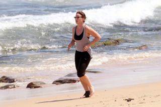 Abbie Cornish feet photo thumbnail