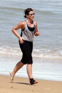 Abbie Cornish feet photo thumbnail