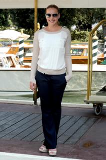 Abbie Cornish feet photo thumbnail