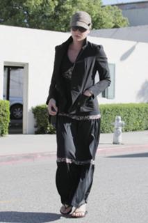 Abbie Cornish feet photo thumbnail