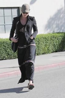 Abbie Cornish feet photo thumbnail
